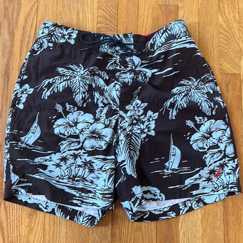 Men’s Nautica tropical navy and blue swim trunks size L